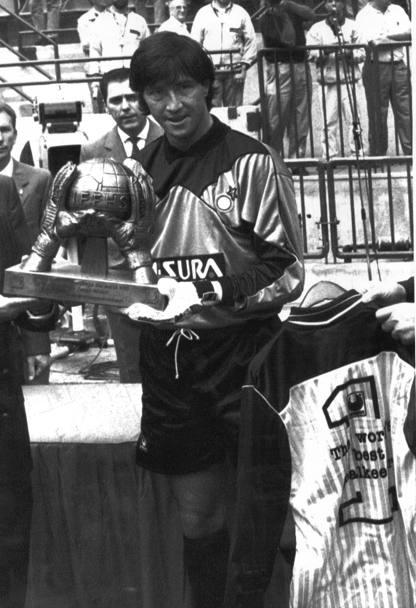 Settembre 1990. Zenga con il trofeo come miglior portiere dei Mondiali di calcio Italia 90 (Ap)